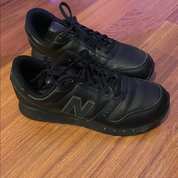 New Balance Black Sneakers Sleek Minimalist Design - Picture 1 of 12